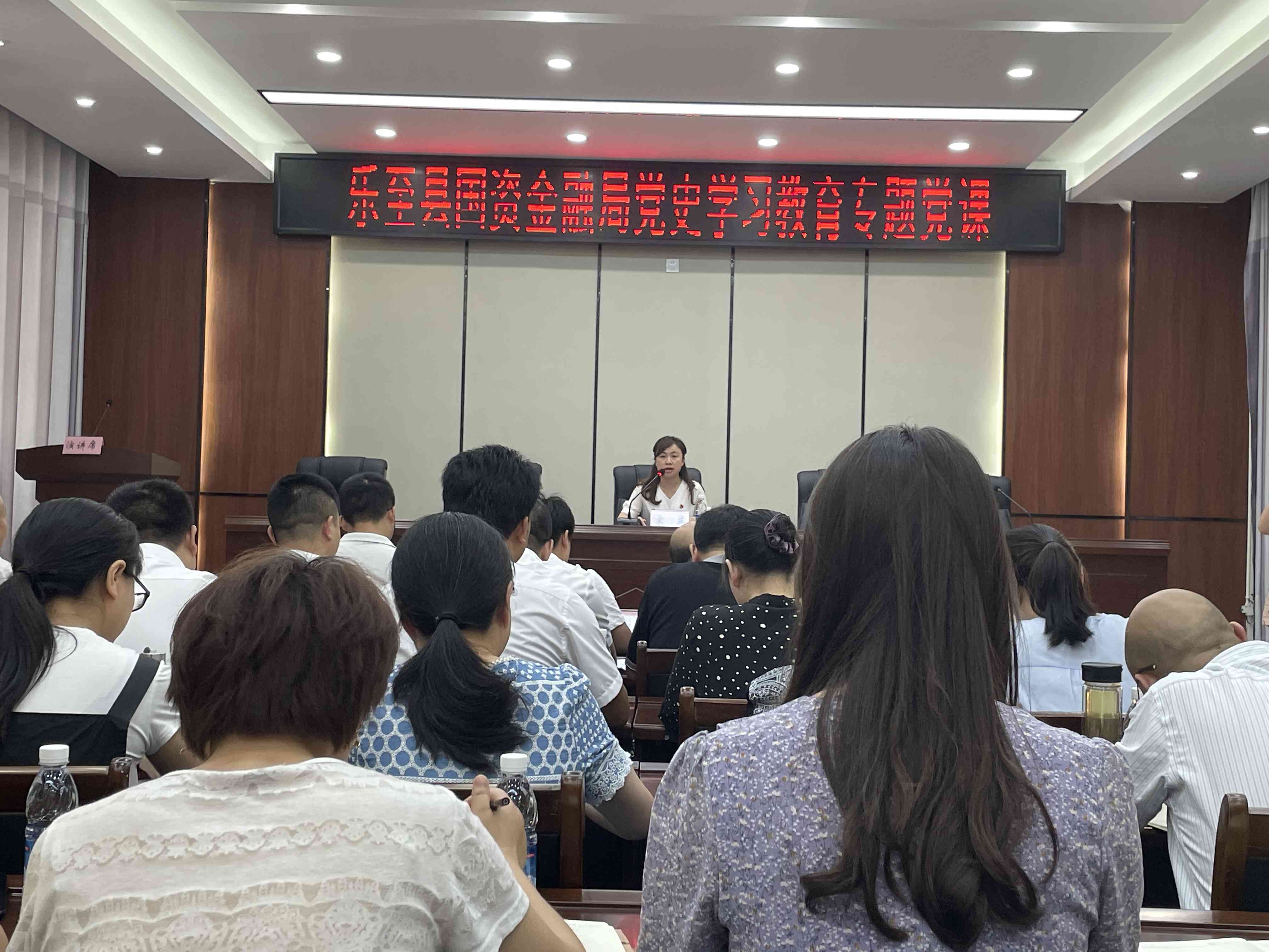 員工參加黨課教育.jpg